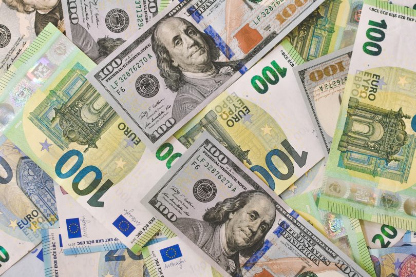 Qui est le plus fort : le dollar ou l'euro ?